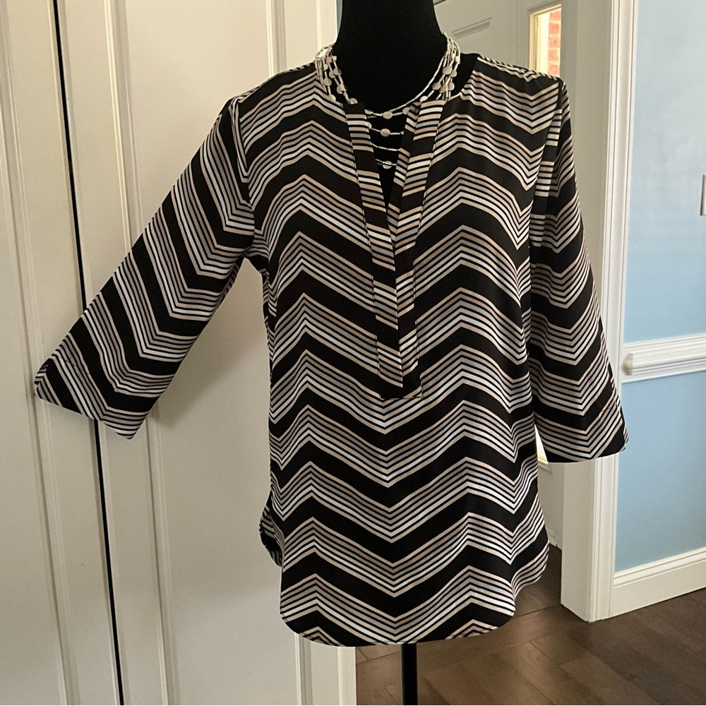 EUC Dana Buchman Chevron Top Work Top Church Clothes Size Medium Pullover